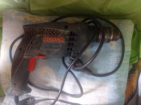 Vendo uma furadeira da Bosch em excelente funcionamento só falta as br